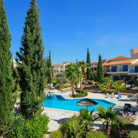 Charming 3-bedroom Maisonette With Pool Access At Regina Gardens, 700 M Venus Вилла