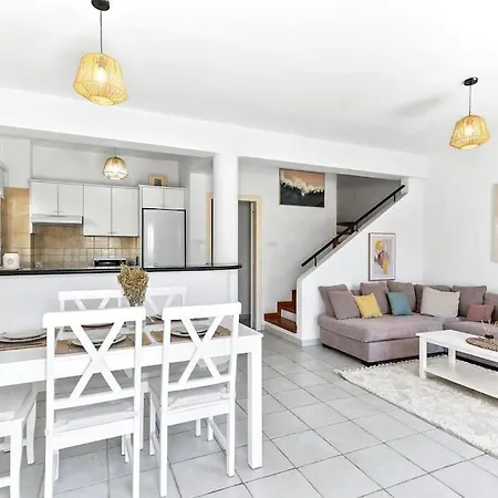 Вилла Charming 3-bedroom Maisonette With Pool Access At Regina Gardens, 700 M Venus *