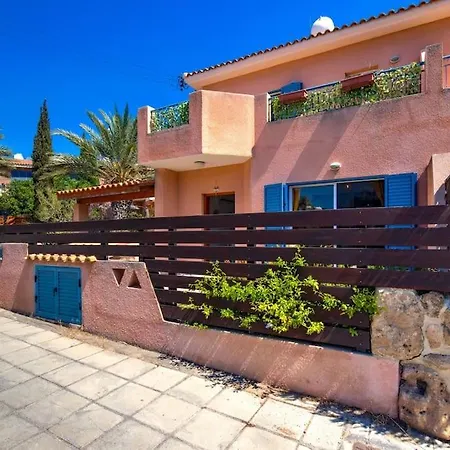 Вилла Charming 3-bedroom Maisonette With Pool Access At Regina Gardens, 700 M Venus