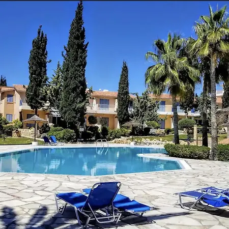 Charming 3-bedroom Maisonette With Pool Access At Regina Gardens, 700 M Venus *