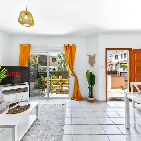 Вилла Charming 3-bedroom Maisonette With Pool Access At Regina Gardens, 700 M Venus