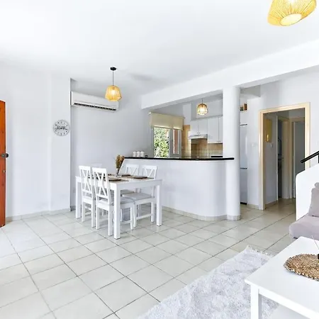 Charming 3-bedroom Maisonette With Pool Access At Regina Gardens, 700 M Venus Villa *