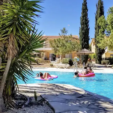 Charming 3-bedroom Maisonette With Pool Access At Regina Gardens, 700 M Venus *